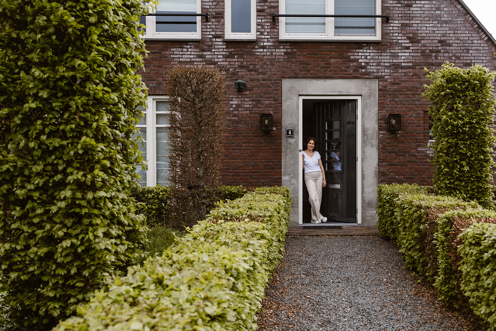 Heidy bij de voordeur van haar praktijk